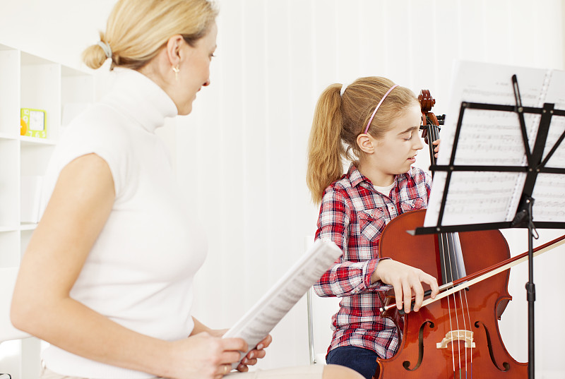 大提琴,进行中,知识,女孩,乐谱架,乐谱,选择对焦,水平画幅,指导教师,14岁到15岁