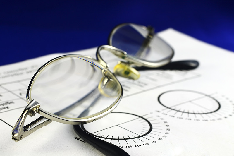 视力测验,老花眼,金框眼镜,青光眼,视力表,近视,验眼设备,健康保健,医学检测,一个物体