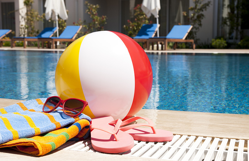 游泳池,夏天,个人随身用品,海滩充气球,泳池边,海滩巾,凉拖鞋,水,沙滩椅,水平画幅