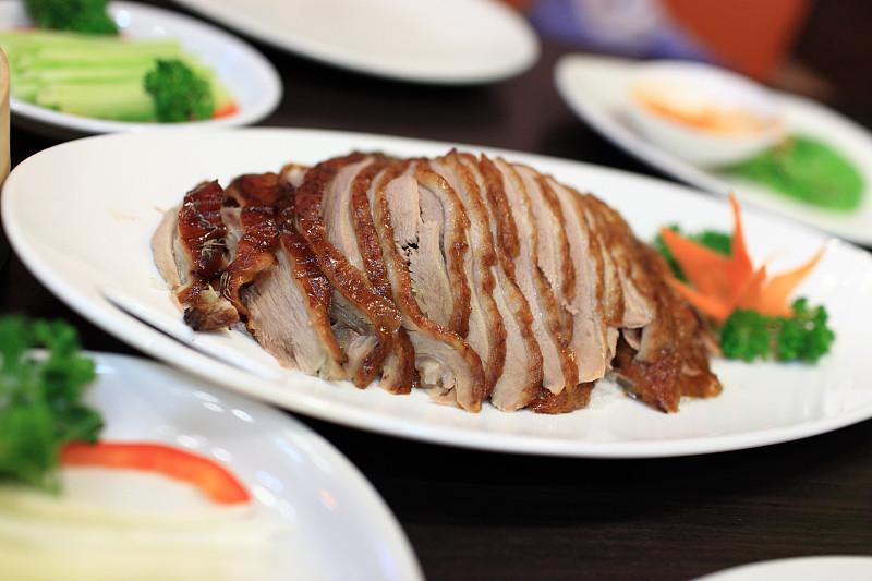 切片食物,北京鸭,鸭子肉,烤鸭,餐具,水平画幅,无人,膳食,肉,餐桌