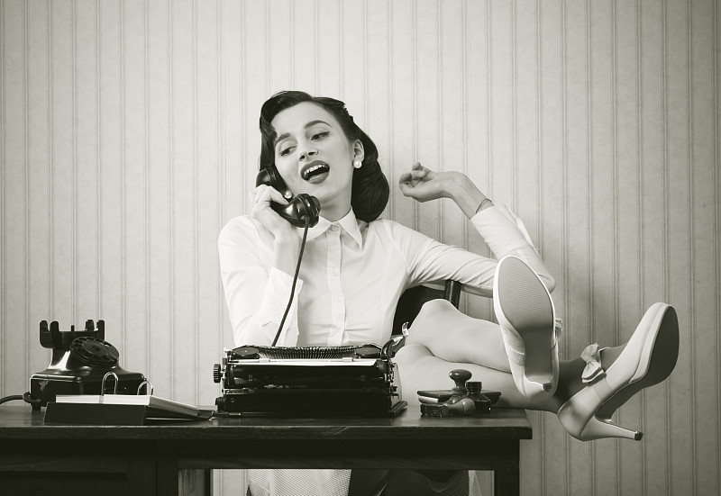 书桌,女人,1950-1959年图片,转盘拨号电话,1960年-1969年,打字机,过去,幽默,复古风格,电话机