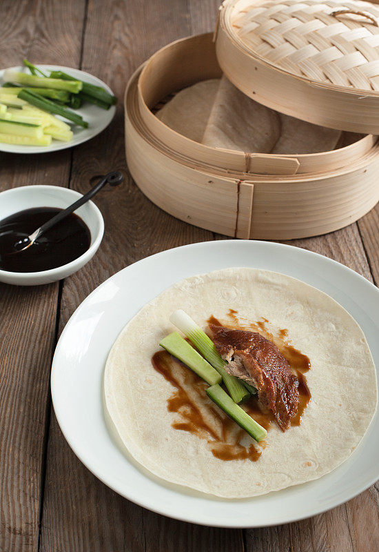 海鲜酱,三明治包,蒸锅,鸭子肉,烤鸭,餐具,垂直画幅,薄烤饼,葱