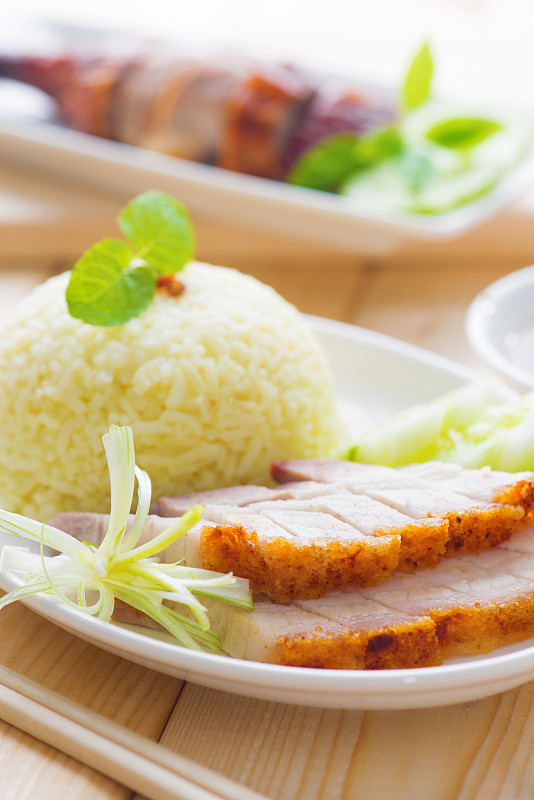 烤猪肉,马来西亚的食物,熔炉,餐具,垂直画幅,新加坡,膳食,动物身体部位,马来西亚,肉