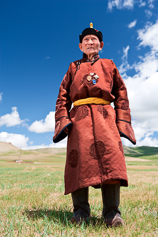 蒙古人,传统服装,奖牌,老年男人,国内著名景点,胸部,蒙古,垂直画幅,衰老过程,草坪