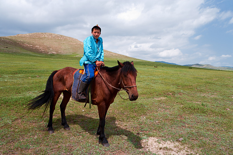 蒙古人,传统服装,纳达慕草原盛会,国内著名景点,内蒙古自治区,纯种马,骑马游览,蒙古,鞍,休闲活动