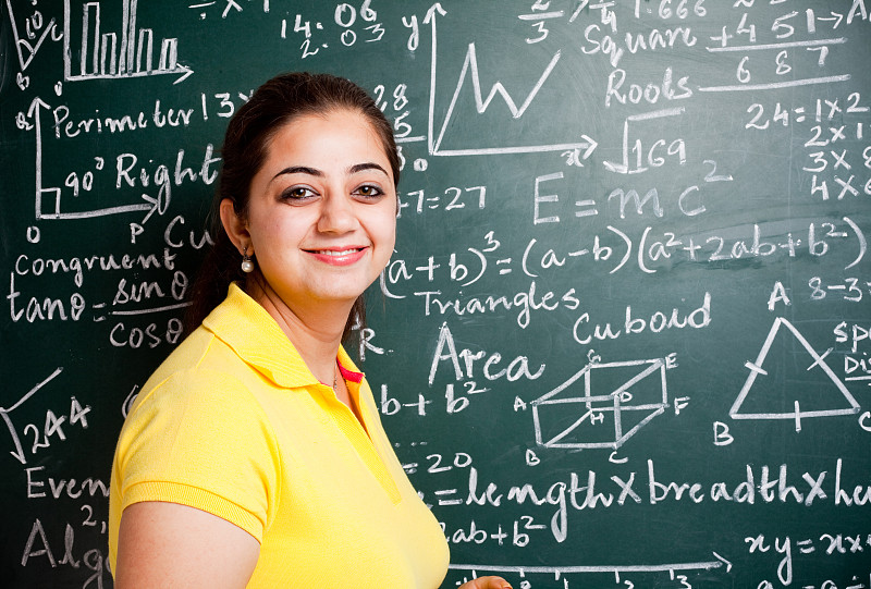 数学符号,教师,美女,印度人,黑板,青年人,教室,质能方程式,物理学,数学