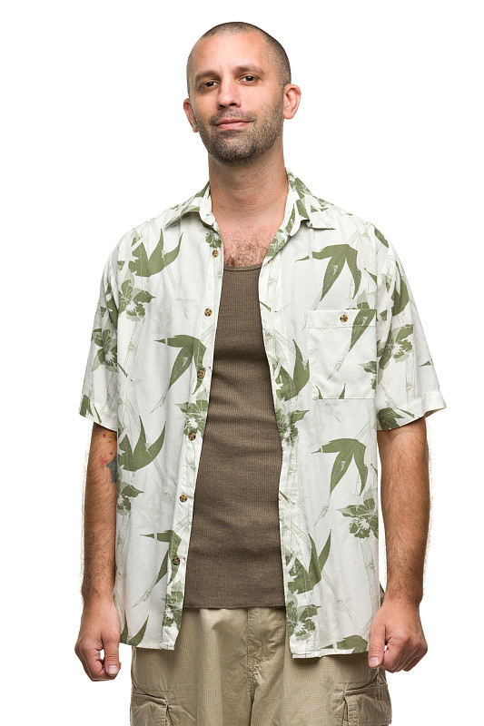 男性,肖像,胸毛,短袖,夏威夷衬衫,敞开口子,剃光头,垂直画幅,正面视角,留白