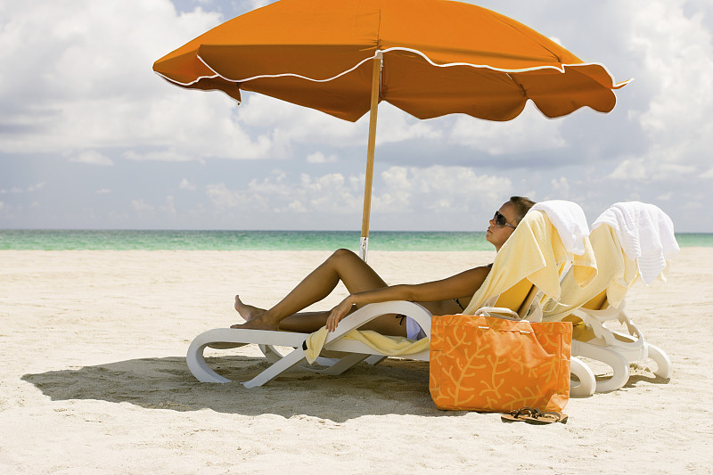 遮阳伞,海滩,女人,靠着,在下面,阳伞,海滩巾,沙滩包,折叠椅,躺椅
