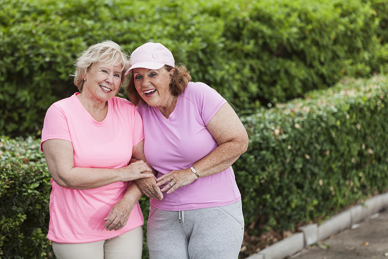女人,粉色,臂挽臂,乳癌警示丝带,乳癌,利他主义,65到69岁,留白,休闲活动,健康