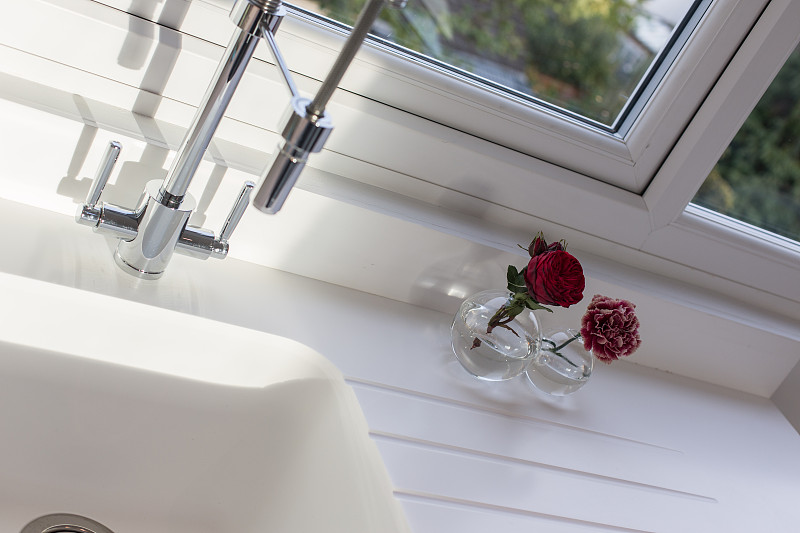 厨房水槽,白色,碗碟架,新的,水平画幅,透过窗户往外看,无人,玫瑰,仅一朵花