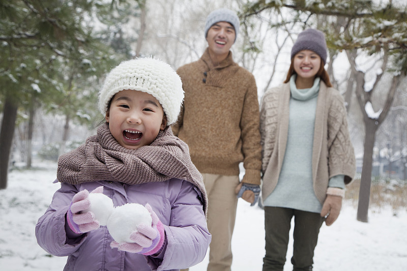 冬天,雪球,女孩,冬季运动,雪,年轻双亲,成组图片,前面,亚洲人,双亲家庭