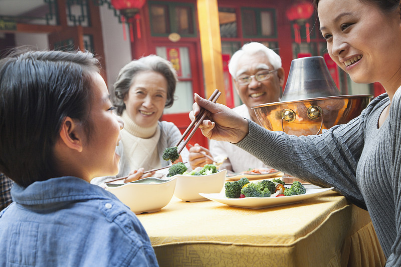 膳食,西兰花,女儿,母亲,日式火锅菜,中国人,提举,祖父,过肩视角,家庭