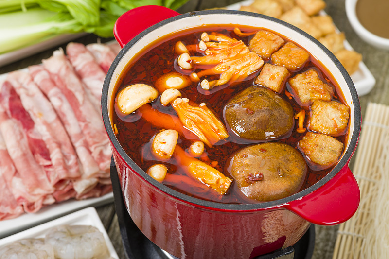 红辣椒,鸡肉火锅,碗,日式火锅菜,水平画幅,素食,木制,无人,背景聚焦,蘑菇