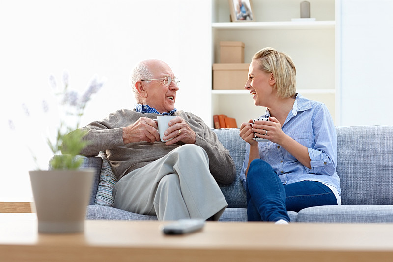 家庭护理,老年男人,咖啡,起居室,女性,成年子女,父女,女儿,老年人,衰老过程