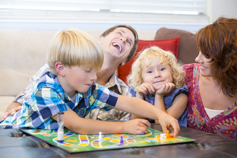 棋盘游戏,进行中,乐趣,两个孩子的家庭,青少年,学龄前,休闲活动,代币,双亲家庭,休闲游戏