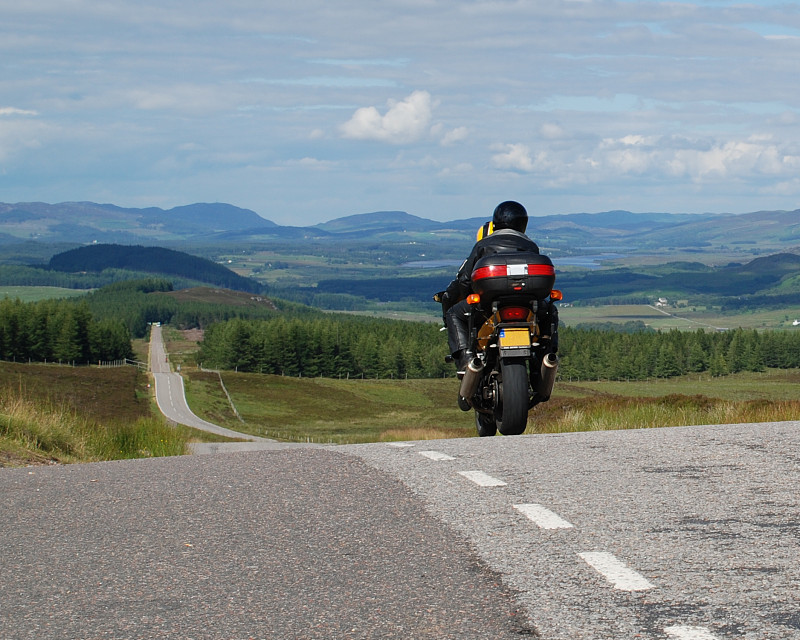 苏格兰高地,小型摩托车,摩托车,苏格兰,自驾游,骑车,旅游目的地,水平画幅,夏天,自由