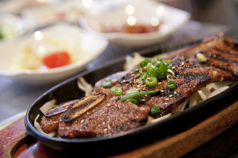 小牛排,烤肉架,盘子,黑色,特写,韩国烤肉,朝鲜半岛,肋骨,酱油,餐具