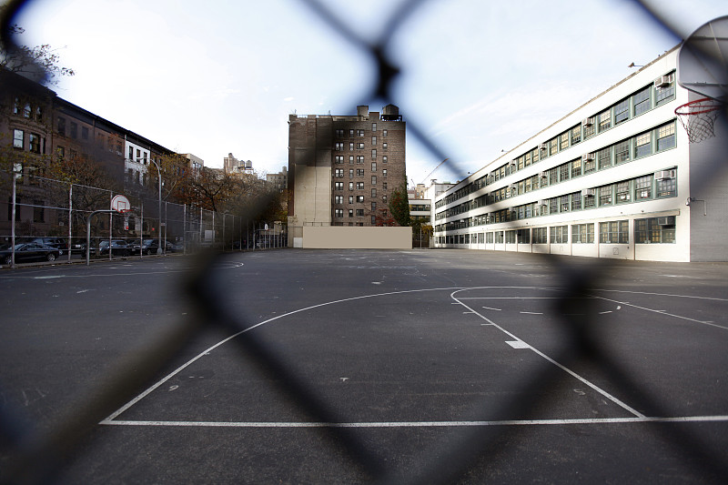 网栅栏,古老的,建筑外部,平衡折角灯,在之后,犹太人区,高中篮球,布朗克斯,球场,高中