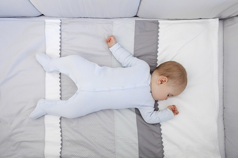 二件式睡衣,男婴,床,蓝色,婴儿床,强卫,婴儿,6到11个月,水平画幅,白人