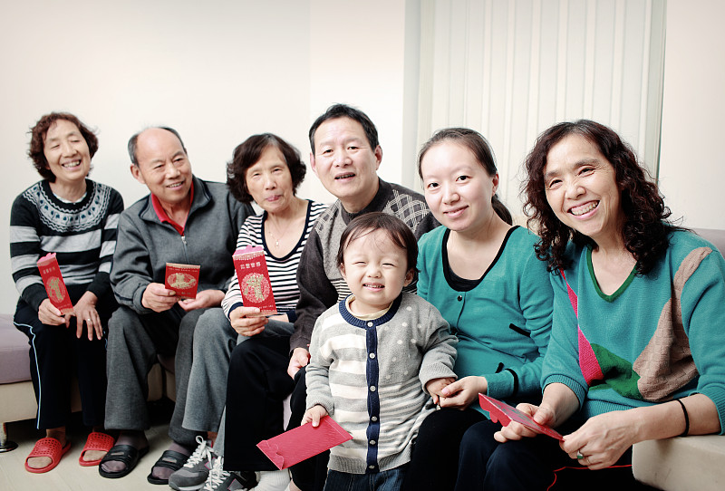 幸福,家庭,新年前夕,红包,家庭生活,东亚,65到69岁,男性,沙发,祖父