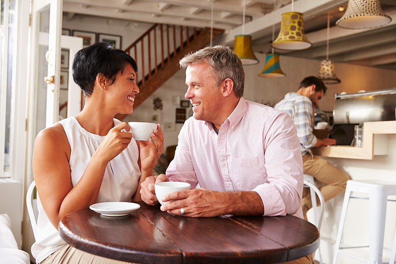 咖啡馆,咖啡,中老年伴侣,正面视角,半身像,咖啡店,仅成年人,休闲正装,50到59岁,面对面