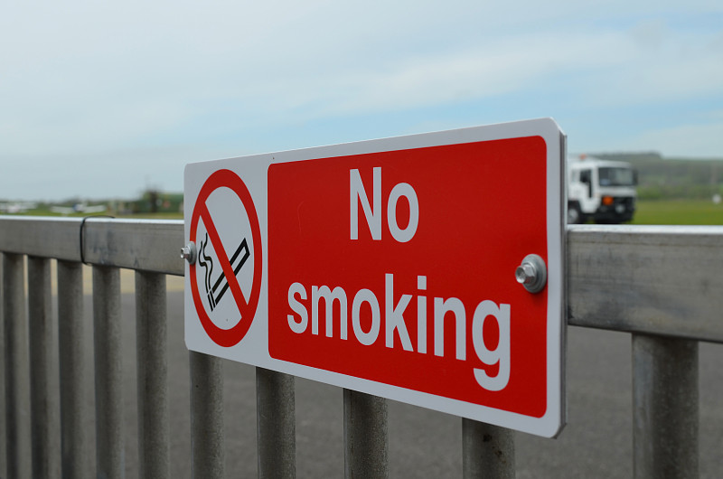 机场,禁止吸烟记号,平衡折角灯,水平画幅,无人,禁止的,户外,香烟,红色,吸烟处标志