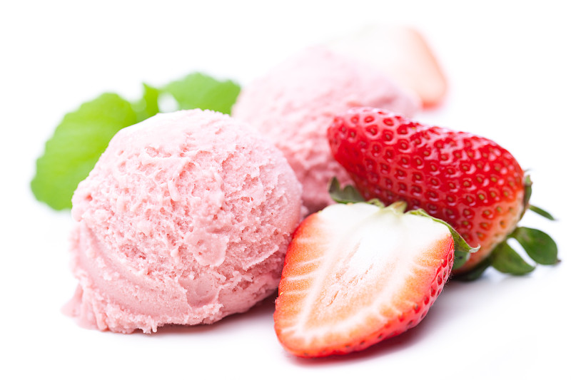 草莓冰淇淋,草莓,铲子,两个物体,蜜蜂花,正面视角,冰淇淋,水平画幅,特写,球体