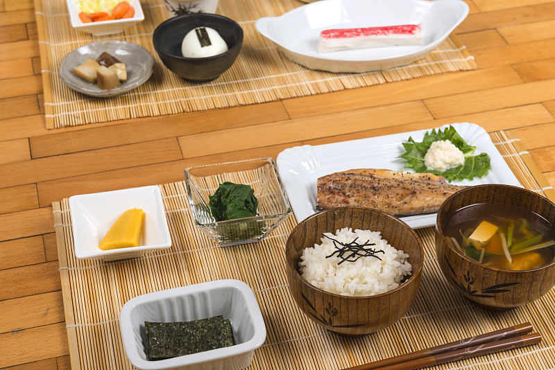早餐,日本,纳豆,昆布,泡菜,味噌汤,山葵,白萝卜,鱼干,鲭鱼