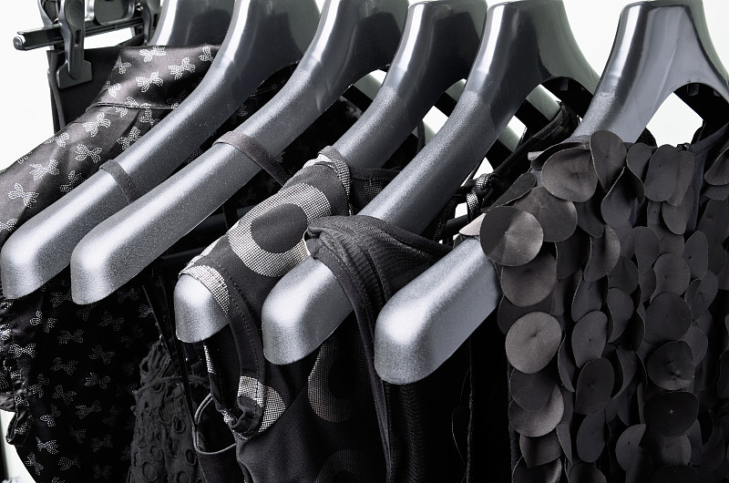 黑色,水平画幅,塑胶,衣服,挂衣架,女人,穿衣服,衣柜,连衣裙,时尚