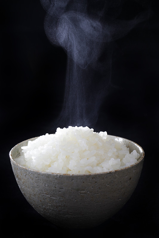稻,粳米,白米,蒸汽,垂直画幅,膳食,拿着,黑色背景,农作物,准备食物