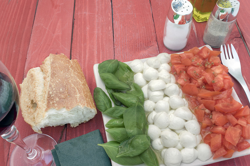 蕃茄起司九层塔沙拉,水平画幅,辣椒油,桌湾,蔬菜,葡萄酒,清新,香料,面包,食品