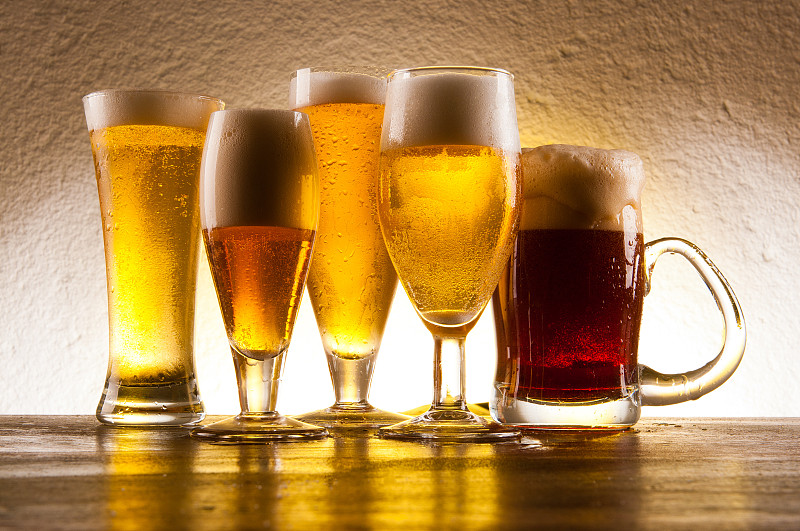 啤酒瓶,两个物体,调味品,与众不同,啤酒杯,比尔森,麦酒,苦啤酒,啤酒,水平画幅