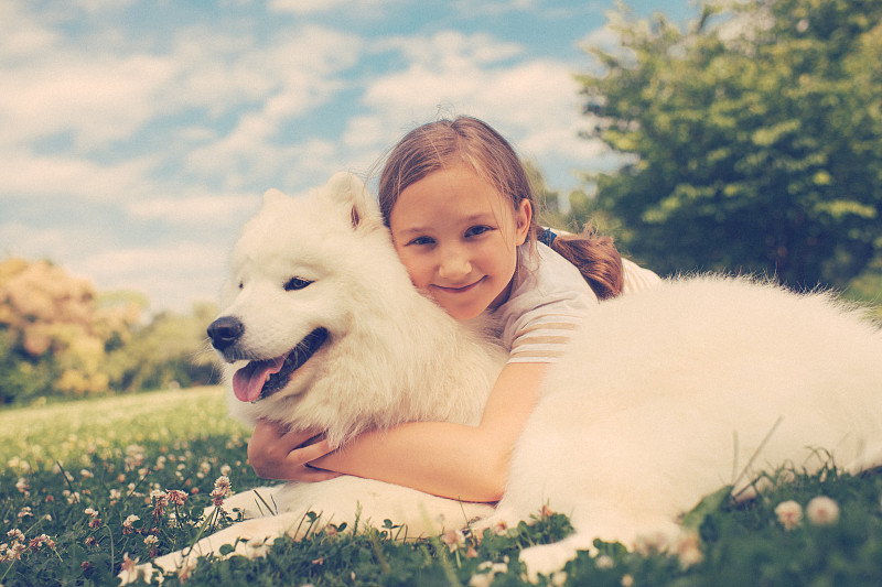 狗,女孩,爱斯基摩犬,萨摩耶犬,天空,休闲活动,古典式,动物身体部位,夏天,草