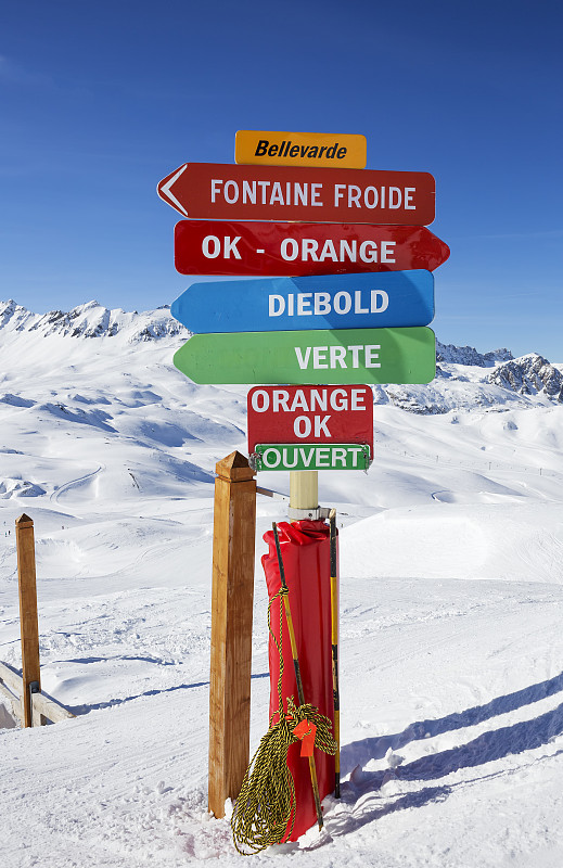 滑雪运动,居住区,瓦迪西耶,蒂涅,滑雪坡,垂直画幅,天空,度假胜地,雪,无人