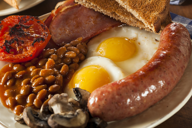 英式早餐,充满的,传统,早餐,烘豆,煎蛋,格子烤肉,烤咖啡豆,经加工的肉,水平画幅