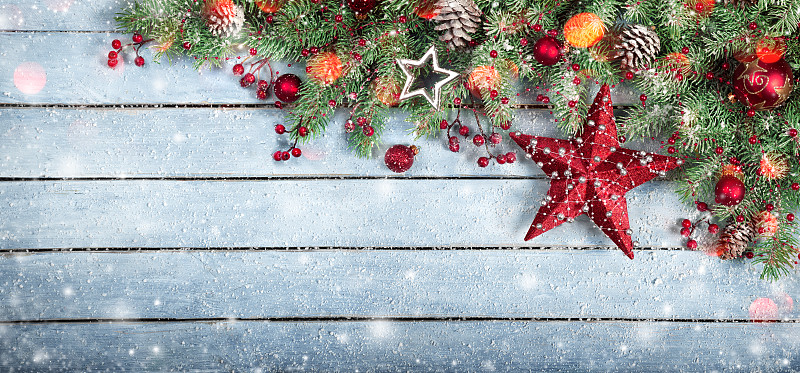 雪,冬青树,厚木板,圣诞装饰,圣诞球,贺卡,留白,边框,水平画幅