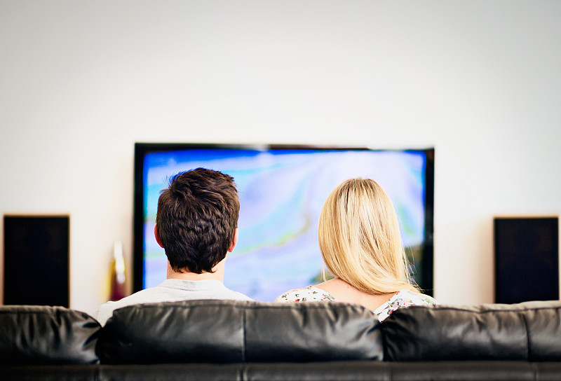 看电视,家庭生活,背面视角,青年伴侣,幸福,电视机,选择对焦,水平画幅,伴侣,皮革
