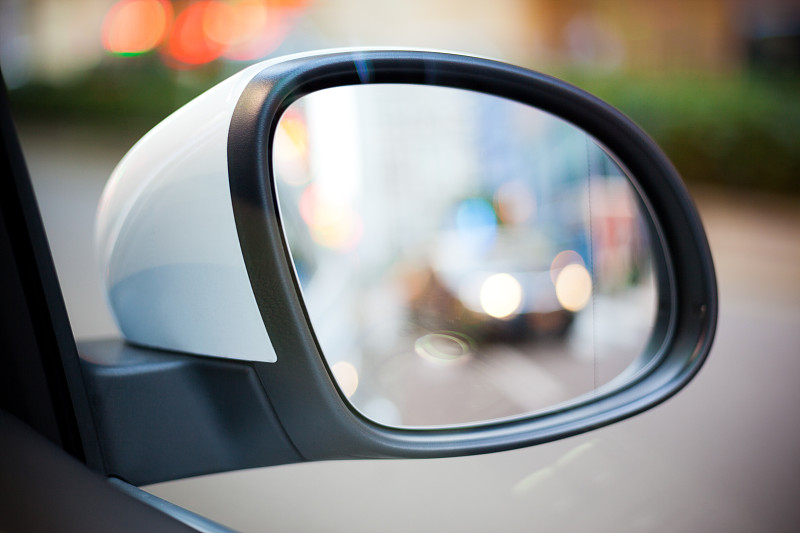 汽车后视镜,汽车,都市风景,侧面视角,市区路,汽车侧视镜,机动车背后视角,镜子,汽车视镜,从在汽车上的角度拍摄