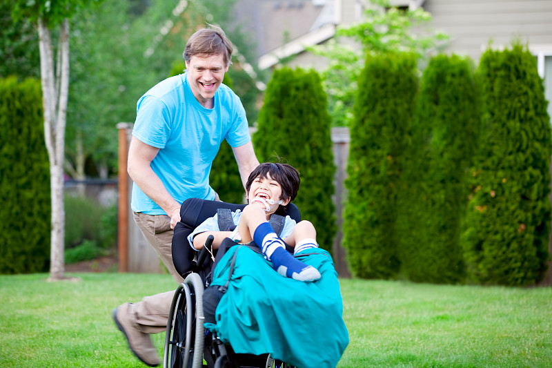 轮椅,肢体缺损,公园,体育比赛,父亲,儿子,脑瘫,能力缺陷者,保姆,家庭护理