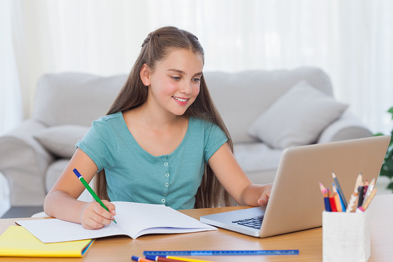 家庭作业,家庭生活,女孩,12岁到13岁,正面视角,笔记本电脑,水平画幅,智慧,教育科目,白人