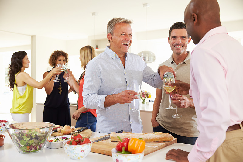 宴会,中老年人,家庭生活,友谊,人群,中老年伴侣,50到59岁,葡萄酒,中老年男人,人