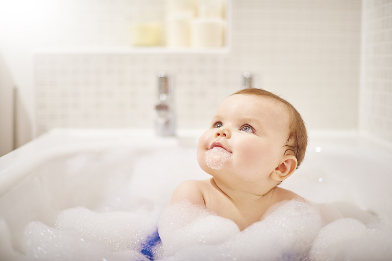 男婴,浴盆,婴儿浴盆,泡泡浴,肥皂泡,选择对焦,留白,浴室,水平画幅,父母