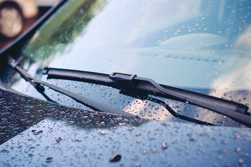 风档刮水器,雨,挡风玻璃,汽车视镜,汽车,窗户,水,水平画幅,无人,雨滴