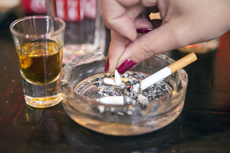 香烟,禁止吸烟,药物滥用,烟灰缸,烟蒂,小酒杯,吸烟问题,留白,含酒精饮料,饮料
