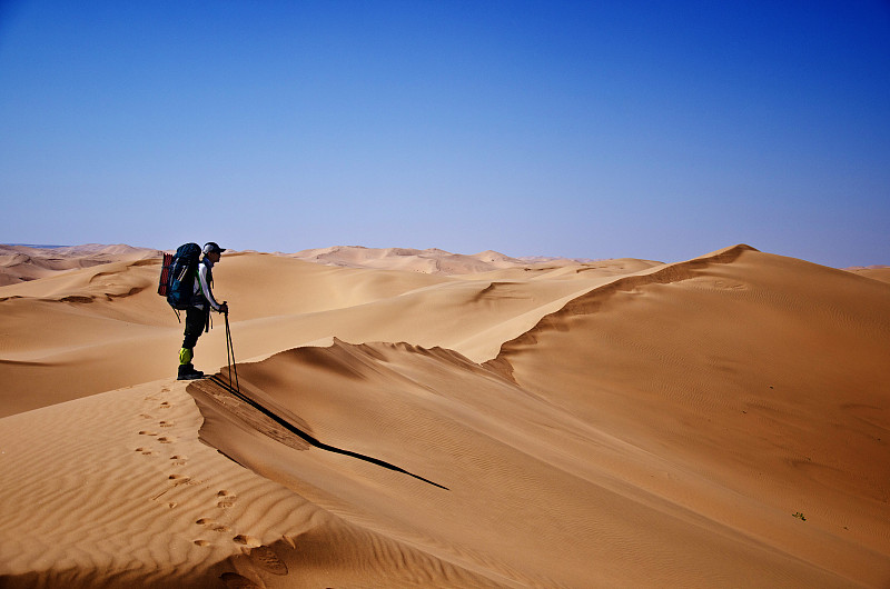 沙漠,撒哈拉沙漠,纳米布沙漠,徒步旅行,背包族,水平画幅,人,户外,仅成年人,背包