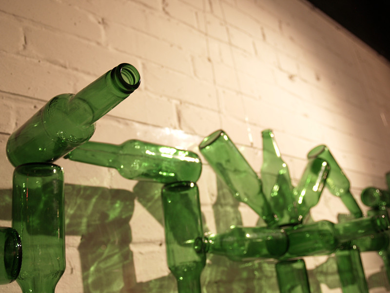 雕塑,啤酒瓶,绿色,留白,艺术,水平画幅,墙,无人,玻璃,含酒精饮料