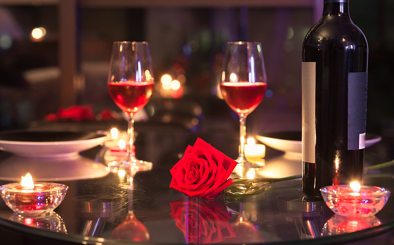 烛光,浪漫,晚餐,两个座位的桌子,约会之夜,红葡萄酒,蜡烛,情人节,单茎玫瑰,酒瓶