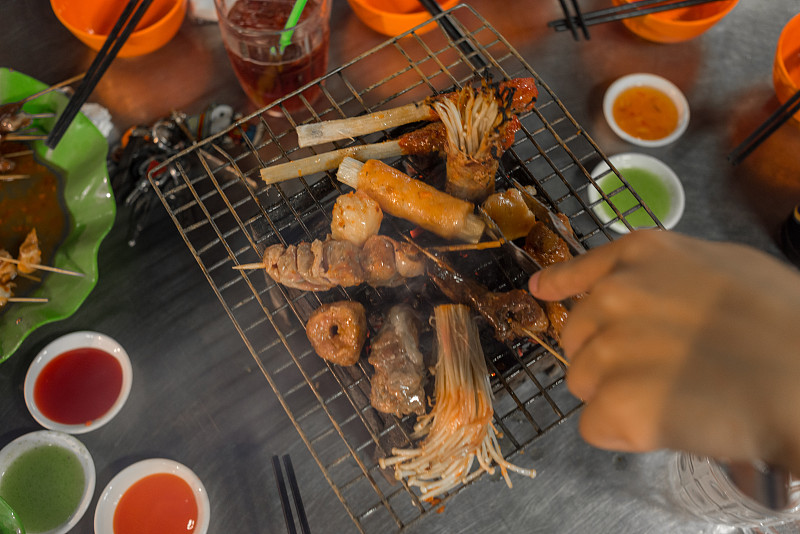 户外烧烤架怎样选|骆驼|2024露营便携式碳烤烧烤架品牌介绍|牧高笛|挪客|烧烤世家 (户外烧烤架怎么选)