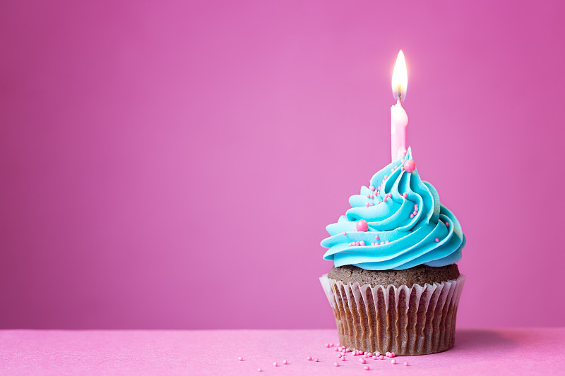 纸杯蛋糕,生日,周岁生日会,生日蛋糕,蜡烛,生日蜡烛,奶油淇淋,粉色背景,留白,水平画幅