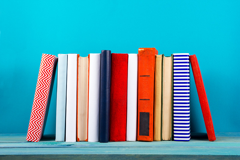书,成一排,开着的,蓝色背景,色彩鲜艳,读书俱乐部,架子,精装书,留白,书页